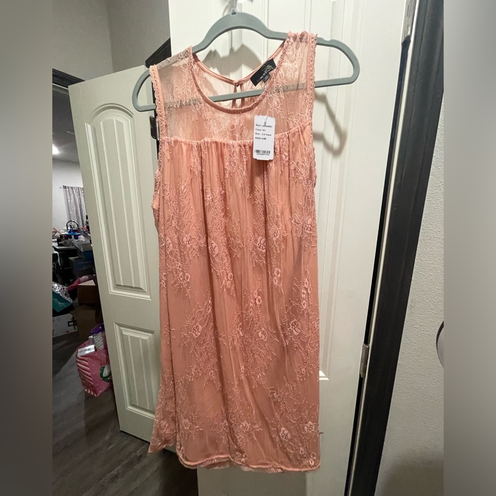 Sleeveless lace dress